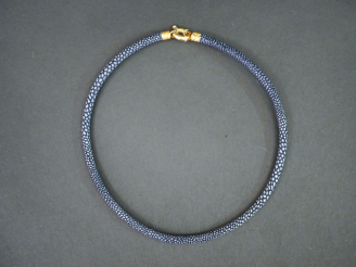 Vente aux enchères Collier ras de cou composé d'un cordon bleu marine et gris.  Fermoir e
