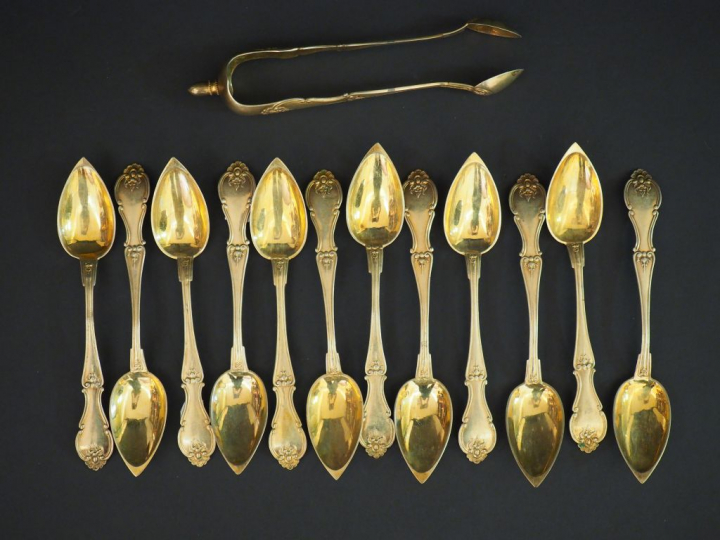 12 cuillères à café de style Louis XVI en vermeil, poinçon Minerve, un