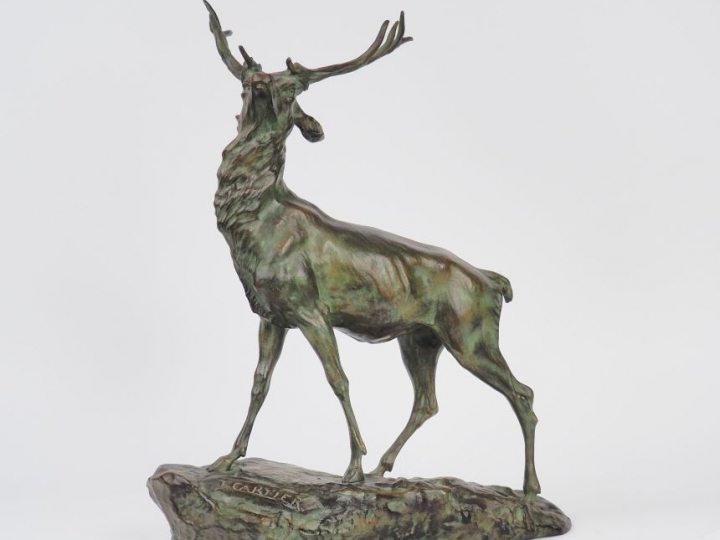 T. CARTIER. "Le cerf". Sculpture en bronze à patine verte.  Signée. Di