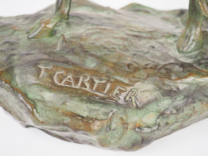 T. CARTIER. "Le cerf". Sculpture en bronze à patine verte.  Signée. Di