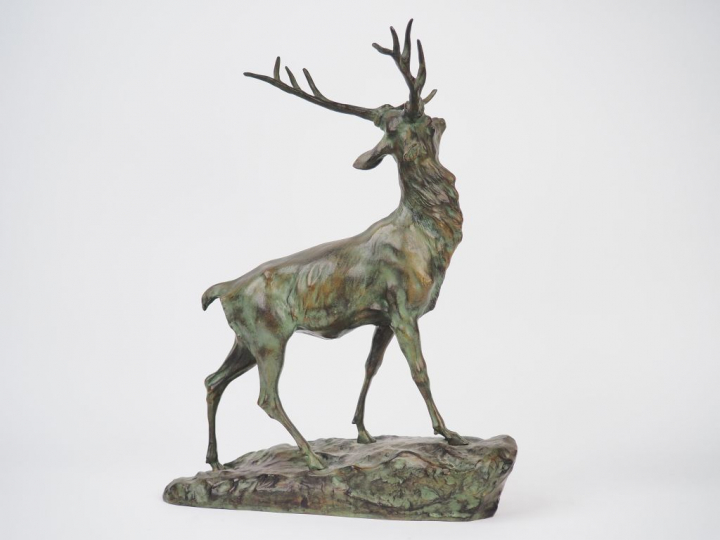 T. CARTIER. "Le cerf". Sculpture en bronze à patine verte.  Signée. Di