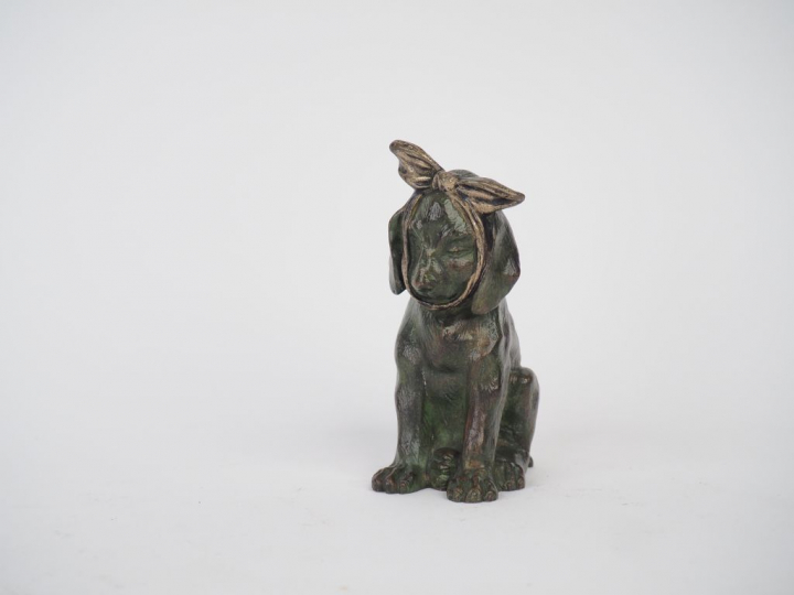M. BAISE. "Chiot au foulard". Sujet en bronze double patine. Signé. Di