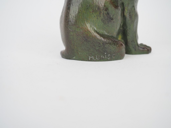 M. BAISE. "Chiot au foulard". Sujet en bronze double patine. Signé. Di