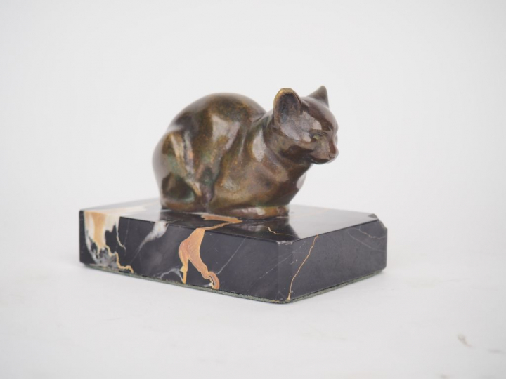 LUC. "Chaton" Sujet en bronze à patine verte sur son socle en marbre n