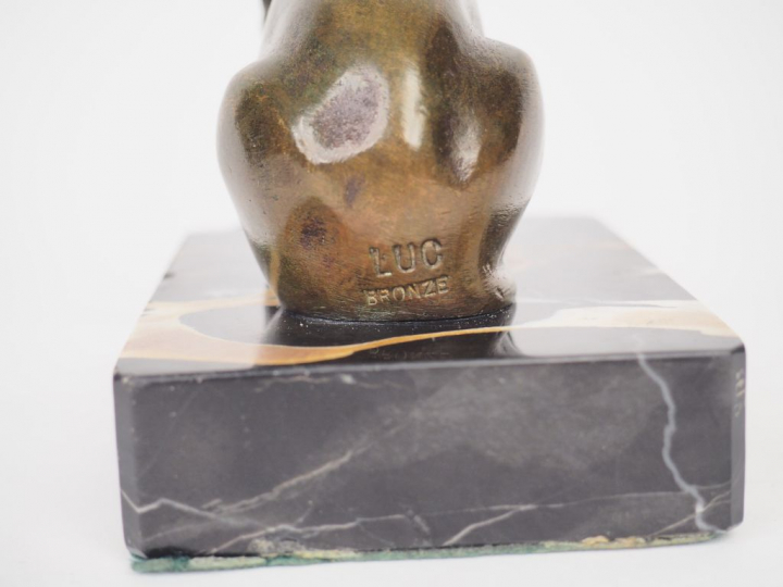 LUC. "Chaton" Sujet en bronze à patine verte sur son socle en marbre n