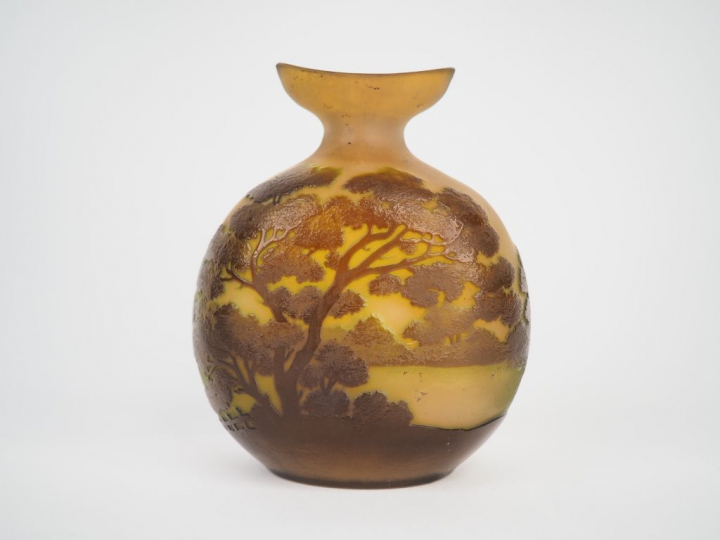 GALLE. Vase ovoïde en verre polychrome à décor gravé en camée à l'acid