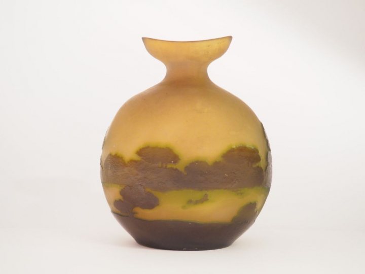 GALLE. Vase ovoïde en verre polychrome à décor gravé en camée à l'acid