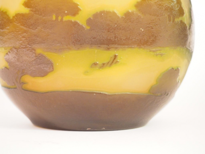 GALLE. Vase ovoïde en verre polychrome à décor gravé en camée à l'acid