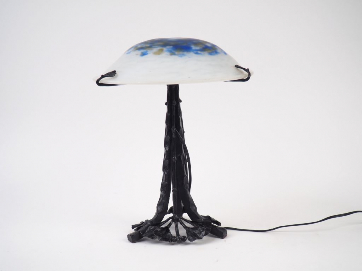 DAUM Nancy. Lampe en verre poudré bleu jaune vert et bleu. Piètement e