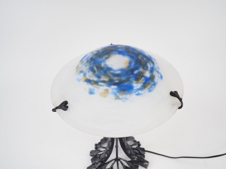 DAUM Nancy. Lampe en verre poudré bleu jaune vert et bleu. Piètement e