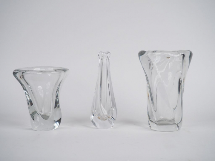 DAUM France. Trois différents vases en cristal. Signés. H. 19,5 cm. H.