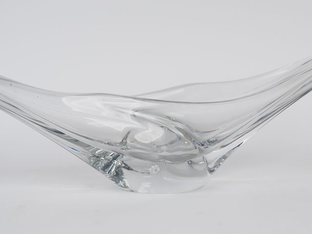 DAUM France. Grande coupe oblongue en cristal. Signée. Dim. 16,5 x 53 