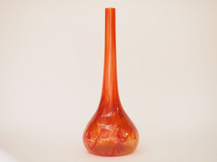 SCHNEIDER. Grand vase Berluze en verre nuancé de rouge. Signé. H. 55,5