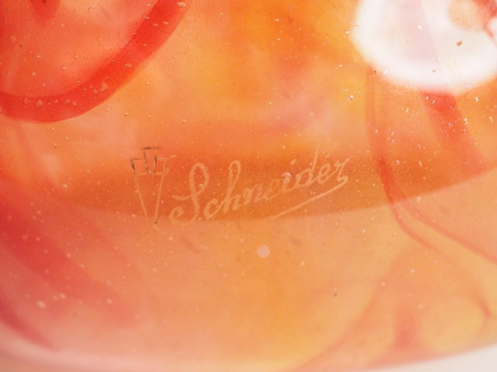 SCHNEIDER. Grand vase Berluze en verre nuancé de rouge. Signé. H. 55,5