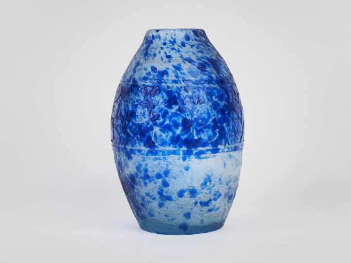 LEGRAS. Vase en verre givré et moucheté, décor en camaïeu bleu d'une f