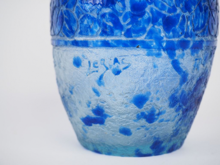 LEGRAS. Vase en verre givré et moucheté, décor en camaïeu bleu d'une f