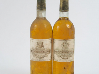 Vente aux enchères 2 BOUTEILLES CHÂTEAU COUTET 1er CC SAUTERNES - 1972 - BG/BS