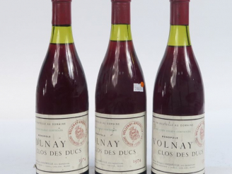 Vente aux enchères 3 BOUTEILLES VOLNAY 'CLOS DES DUCS' MARQUIS D'ANGERVILLE - 1974 - 3 à 