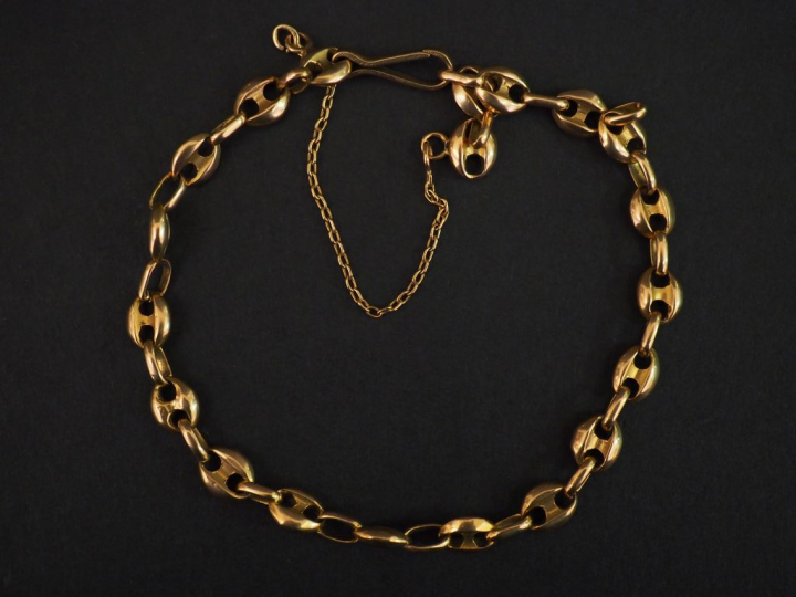 Bracelet en or, maillons grains de café ajourés. Poids : 13,50 g