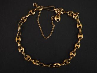 Vente aux enchères Bracelet en or, maillons grains de café ajourés. Poids : 13,50 g