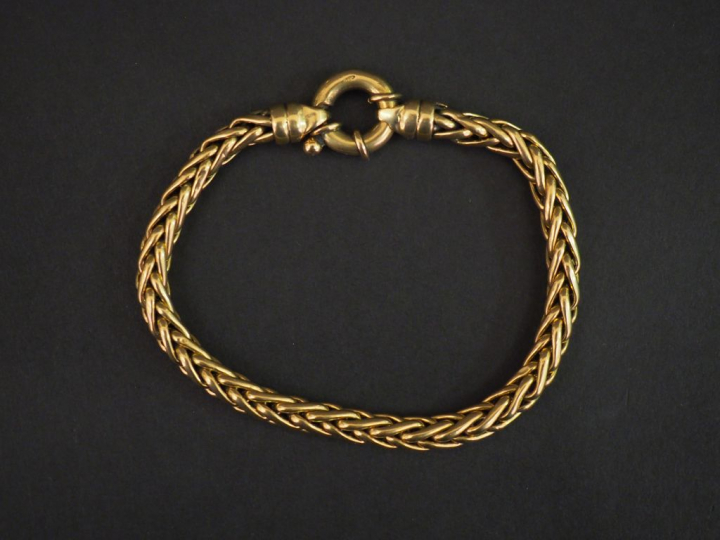 Bracelet en or maille tressée. Poids : 15,30 g
