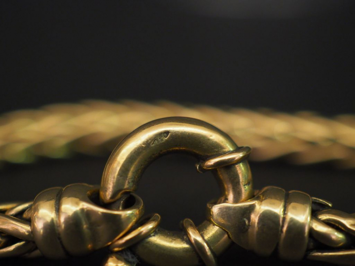 Bracelet en or maille tressée. Poids : 15,30 g