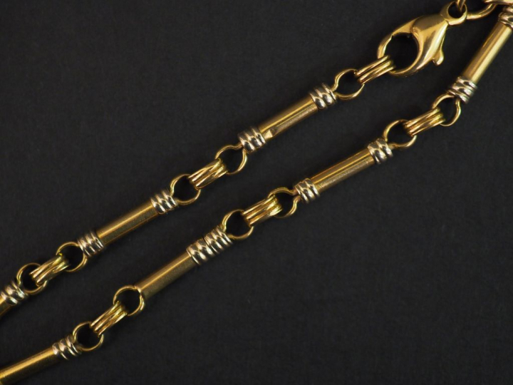 Bracelet en or maillons alternés de ronds et de rectangles. Poids : 9 