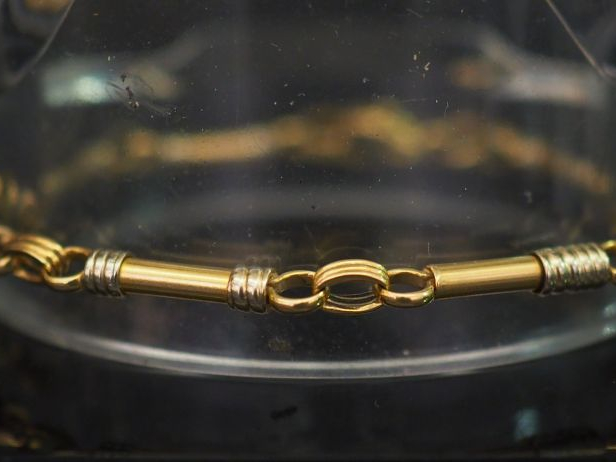 Bracelet en or maillons alternés de ronds et de rectangles. Poids : 9 
