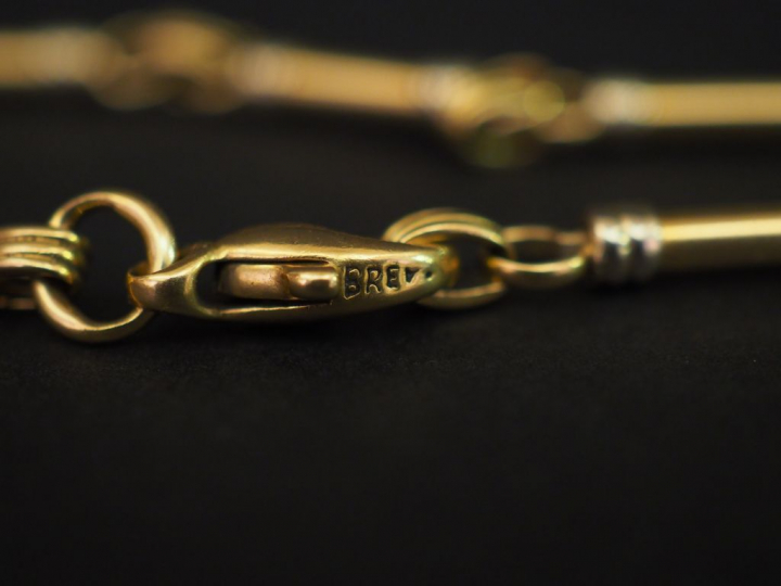 Bracelet en or maillons alternés de ronds et de rectangles. Poids : 9 