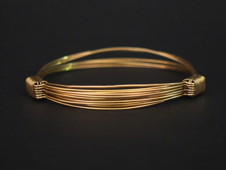Bracelet en or six fils. Poids : 21 g