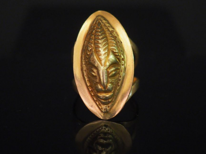 Bague marquise en or, à décor de masque africain. Poids : 8,40 g