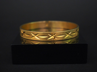 Vente aux enchères Bracelet jonc en or gravé. Poids : 31,6 g