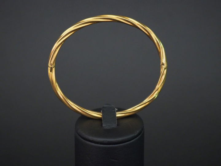 Bracelet jonc en or torsadé. Poids : 7,6 g