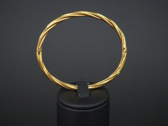 Vente aux enchères Bracelet jonc en or torsadé. Poids : 7,6 g