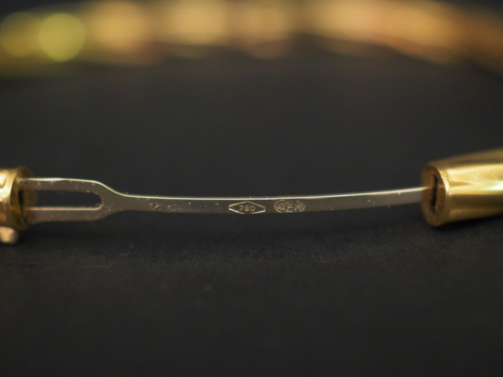 Bracelet jonc en or torsadé. Poids : 7,6 g