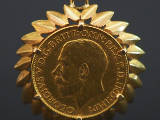 Vente aux enchères Souverain en or monté en pendentif. Poids tel : 12,2 g