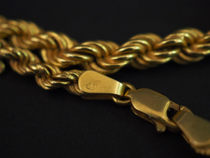 Collier en or, maille torsadée. Poids : 13,27 g