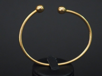 Vente aux enchères Bracelet jonc en or. Poids : 30,66 g