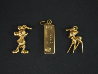 Vente aux enchères 3 pendentifs en or. Poids : 1,70 g