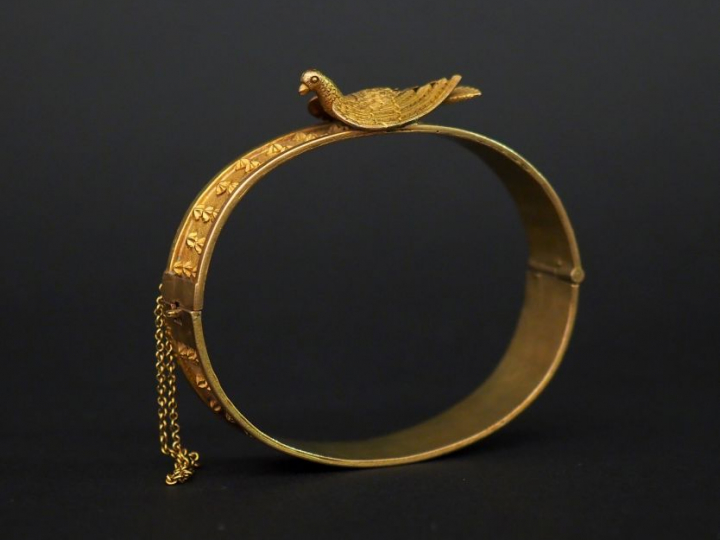 Bracelet rigide en or à décor d'oiseaux et d'étoiles.  Poids : 37,90 g