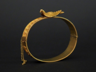 Vente aux enchères Bracelet rigide en or à décor d'oiseaux et d'étoiles.  Poids : 37,90 g