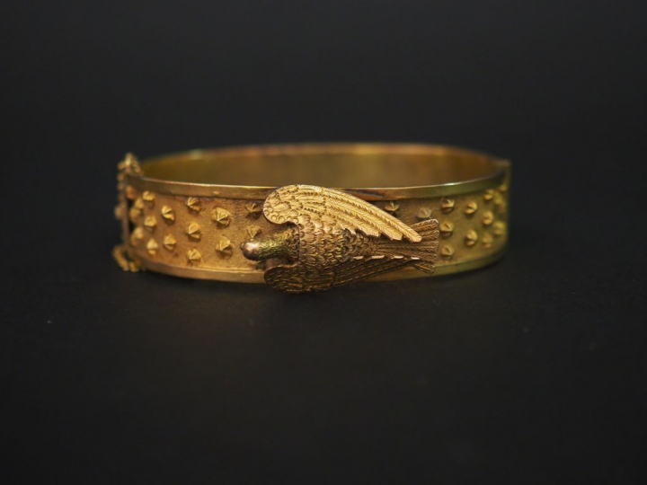 Bracelet rigide en or à décor d'oiseaux et d'étoiles.  Poids : 37,90 g