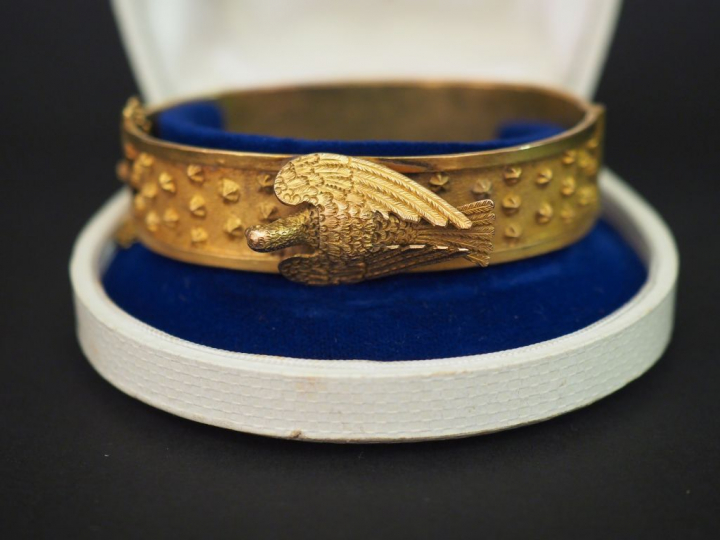 Bracelet rigide en or à décor d'oiseaux et d'étoiles.  Poids : 37,90 g