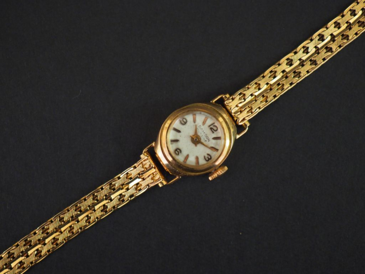 Montre de dame boitier et bracelet or. Poids tel: : 16,70 g