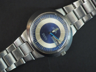 Vente aux enchères OMEGA. Montre métal.