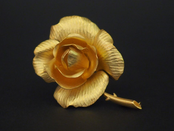 FRED. Broche "rose" en or, signée Poids : 25,70 g