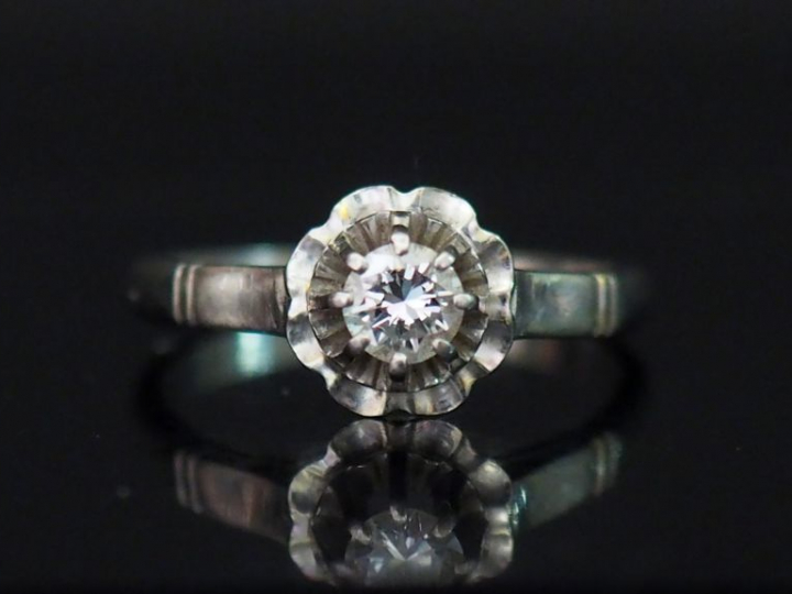 Bague solitaire, monture en or blanc et platine diamant taille moderne