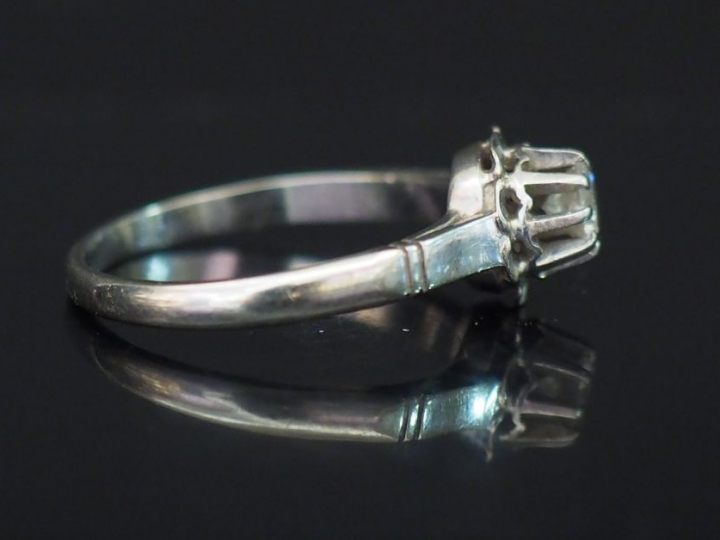 Bague solitaire, monture en or blanc et platine diamant taille moderne