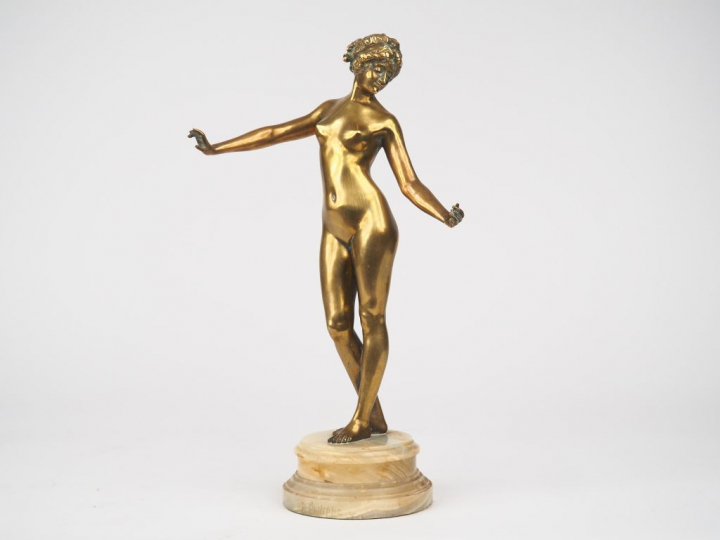 P. PHILIPPE. "Jeune fille nue". Sculpture en bronze doré sur son socle