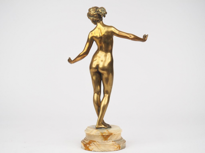 P. PHILIPPE. "Jeune fille nue". Sculpture en bronze doré sur son socle